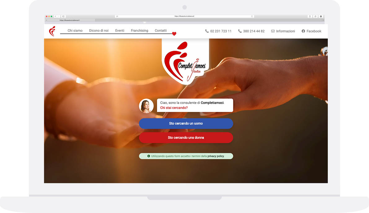 Laptop showing the Completiamoci Italia home page and the interactive form “Chi stai cercando?” (Who are you looking for?)